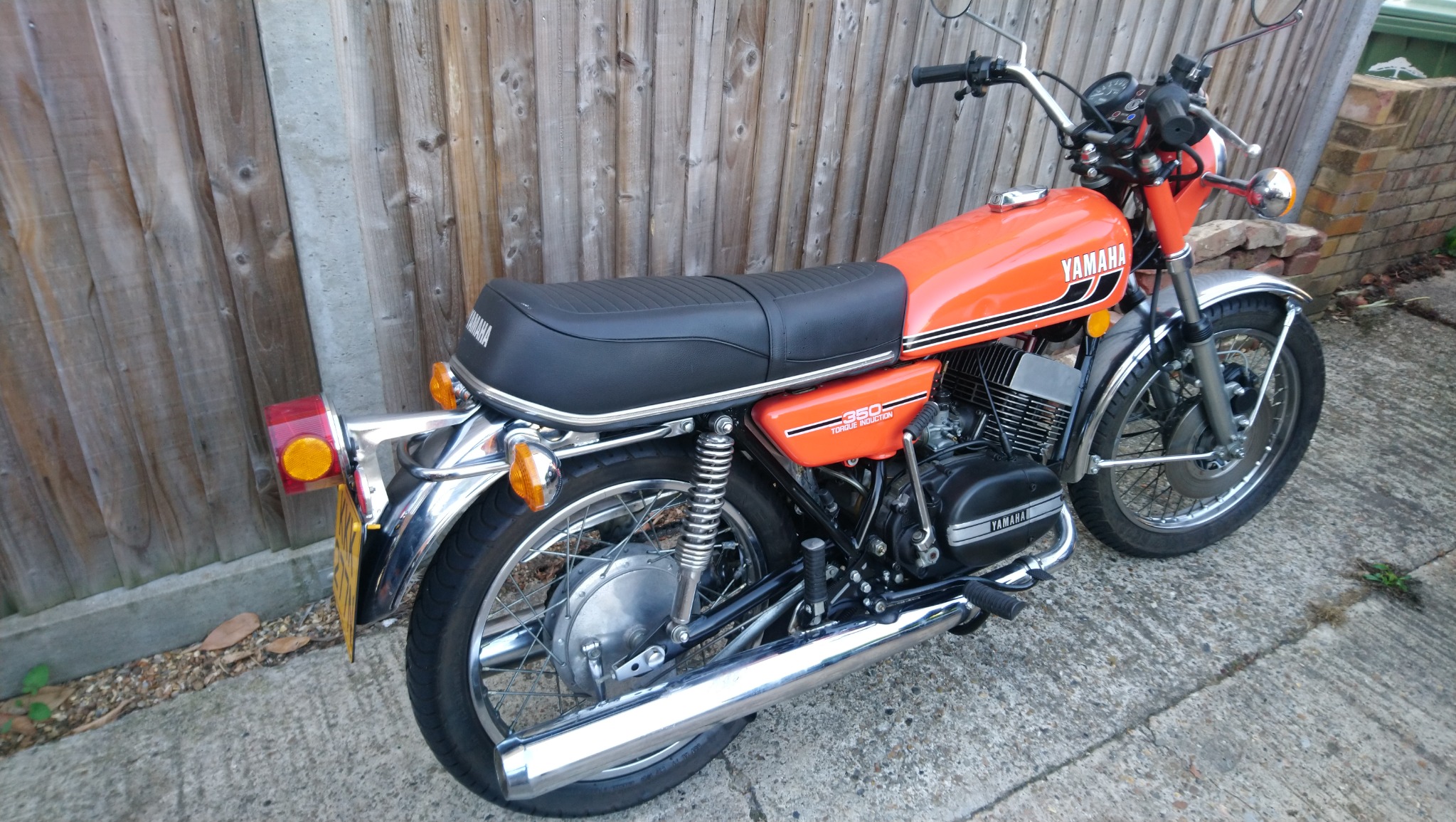1975 Yamaha RD350B photograph 2